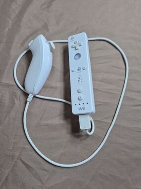 Official Nintendo Wii Remote & Nunchuck Bundle - White (OEM) - Tested & Working